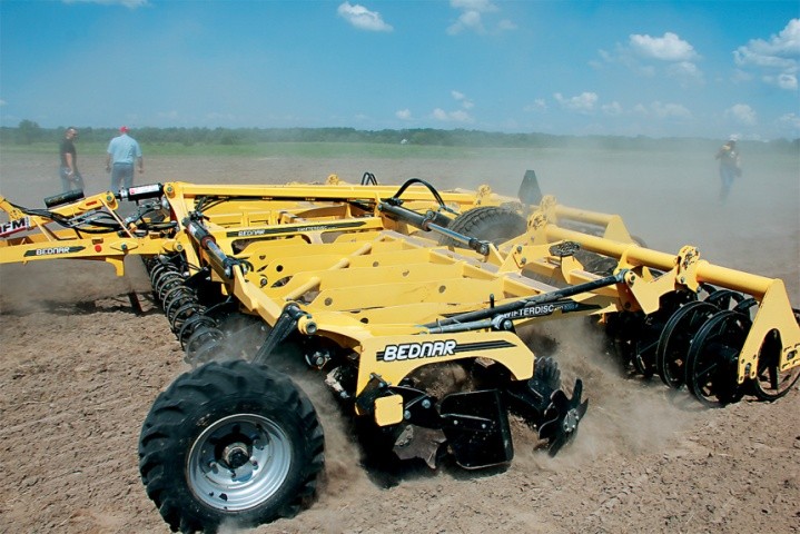 Опорні передні колеса забезпечують точне регулювання та дотримання глибини обробітку ґрунту