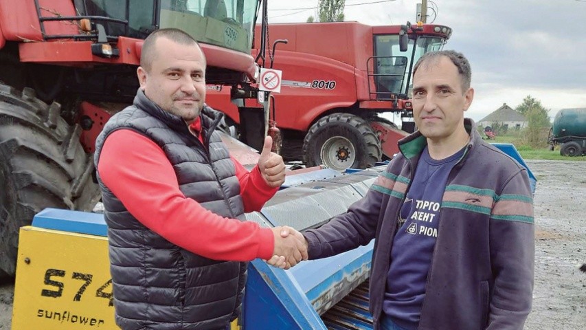 Валентин Дудко, директор ТОВ «СГП «Фермер» (ліворуч) та Олександр Іваниця, Торговий агент (праворуч)