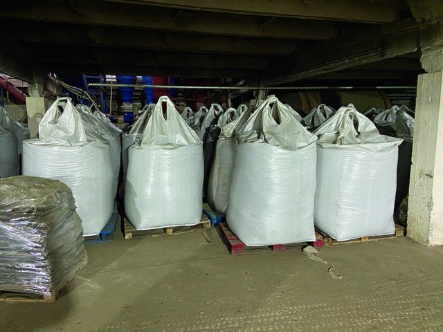 Готове гранульоване добриво  фасується у «беги» (великі сумки місткістю приблизно 1 тонна)