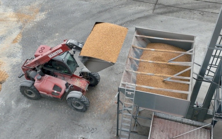 Тріску також завантажують за допомогою MANITOU