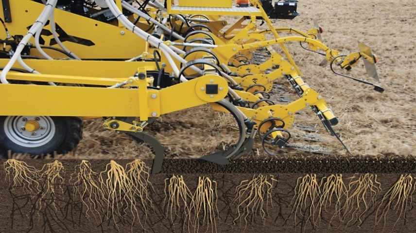 Уникальная передняя лапа для рыхления (патент Claydon) позволяет выполнять зональную обработку, устраняет локальное уплотнение, аэрирует почву, образует трещины в почве для легкого прорастания корней и дренажный канал, закладывает удобрения в зону роста корней