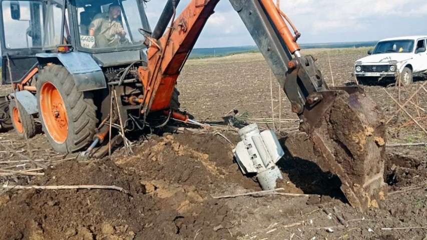 Були також прильоти в поле, ми викликали рятувальників, вони збирали уламки й нерозірвані снаряди. Сьогодні 224 га нашої території залишаються замінованими...