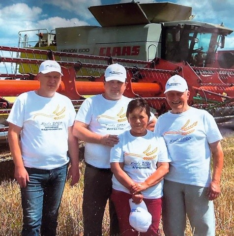 Сергій Козинний (в центрі)  з колегами на збиранні безцінних хлібів