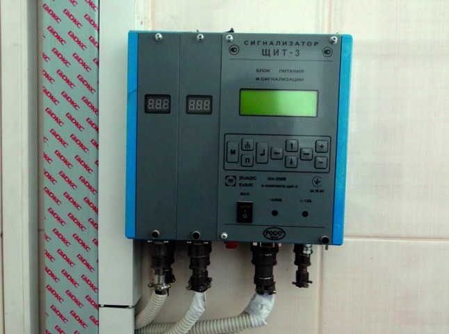 Сигнализатор ЩИТ-3 —  управляющий микрокомпьютер (микроконтроллер датчиками газа, задымлённости) в лаборатории