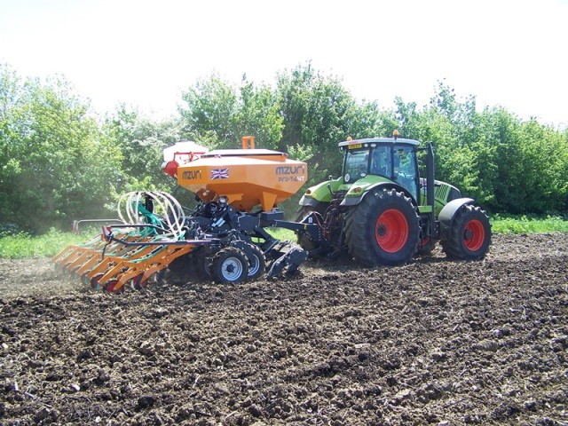 Усі агротехнічні заходи (розпушування смуг ґрунту, внесення азотно-фосфорних добрив, посів насіння) виконувала за один прохід багатофункціональна машина «Мзурі-Про Тіл 4Т»
