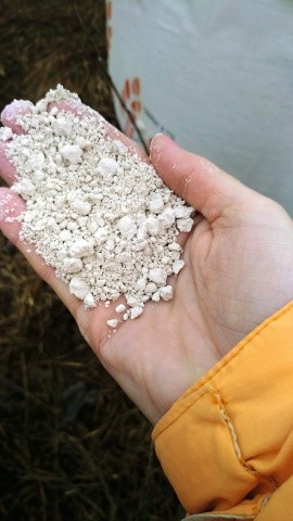 Калций-съдържащ тор за варуване на почвата