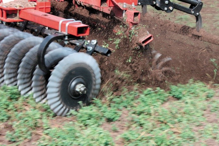 Робочий орган ґрунтообробного знаряддя, виконуючи основну роботу зі створення заданих параметрів структурного стану й щільності ґрунту, не має допускати його розпилення й переущільнення