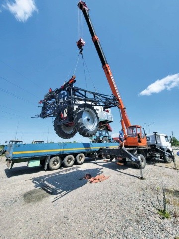 Через війну, в травні 2022, року довелось будувати бізнес фактично з нуля на Рівненщині. Ми взяли стару зруйновану ферму, відновили, побудували офіс, склади, на сьогодні вся техніка з нуля закуплена: три трактора, два комбайни, обприскувач, жатки, сівалки тощ