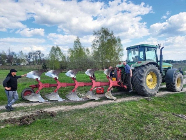 Через війну, в травні 2022, року довелось будувати бізнес фактично з нуля на Рівненщині. Ми взяли стару зруйновану ферму, відновили, побудували офіс, склади, на сьогодні вся техніка з нуля закуплена: три трактора, два комбайни, обприскувач, жатки, сівалки тощ