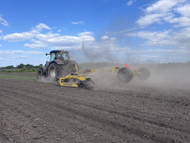 Працюємо зі швидкістю від 8 км/год і швидше, не лише впродовж світлового дня, а й деколи вночі, коли це необхідно. Якість роботи при цьому не змінюється