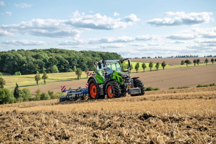 В основі успіху Fendt 620 Vario DP лежить революційна концепція двигуна iD, який забезпечує максимальну потужність на вражаюче низьких обертах (до 1900 об/хв) із споживанням палива лише 195 г/кВт-год. 