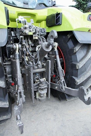 Вантажопідйомність заднього навісного механізму тракторів AXION 900  становить 11 250 кг