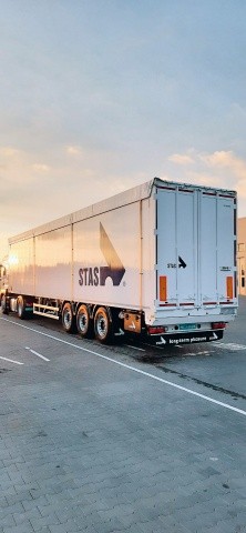 STAS Trailers — відомий бельгійський виробник напівпричепів. Щороку компанія виготовляє близько 1800 напівпричепів, половину з яких оснащено рухомою підлогою
