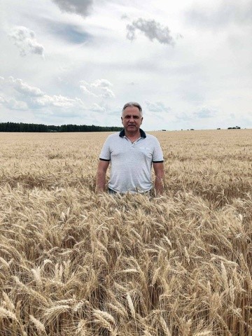 Михайло Харенко, голова СФГ «Подільське»  збирає довгоочікувані хліба