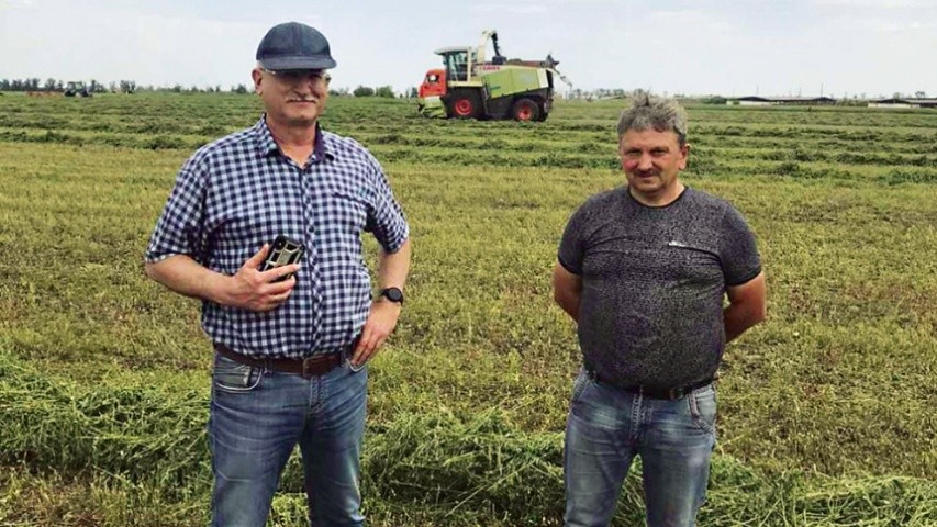 Сергій Курінний, директор господарства (ліворуч), Микола Перець, головний агроном (праворуч)