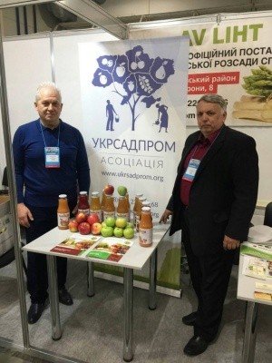 Олександр Матвієць (праворуч) на виставці з продукцією українських садівників