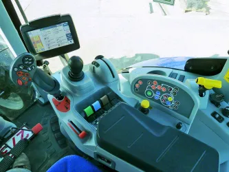 Бесступенчатая коробка передач AutoCommand имеет вместо четырех диапазонов хода только два. Многофункциональный подлокотник SideWinderII и цветной сенсорный экран IntelliView III теперь относятся к серийной комплектации