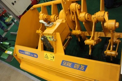 Копаюча машина Selvatici 1306 для підготовки грунту під плантації лохини