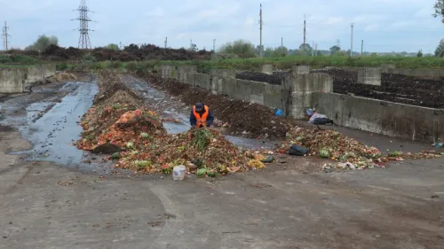 Першим ділом слід порозривати пластикові кульки, в яких викидають харчові відходи