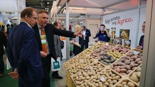 Посол Нідерландів в Україні Йоганнес де Мол (праворуч) і менеджер з експорту компанії Agrico Ян Деккер (ліворуч) оглядають стенд компанії Agrico