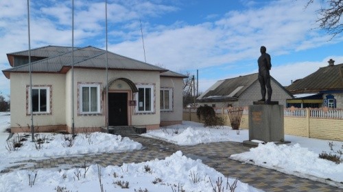 Пам'ятник Івану Піддубному і меморіальний музей, споруджені під час головування в місцевому колгоспі Дмитра Піддубного, батька фермера