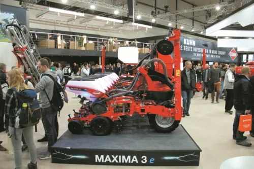 Cівалка Maxima 3e з електроприводом висівних апаратів і телескопічною рамою
