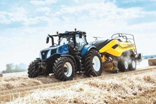 Трактор GENESIS® T8 із новим прес-підбирачем BigBaler 1290 High Density