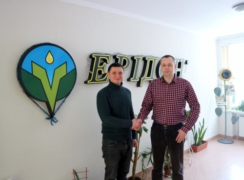 Олесь Оцалюк (ліворуч) і менеджер компанії "Ерідон" Віктор Ковальчук (праворуч)