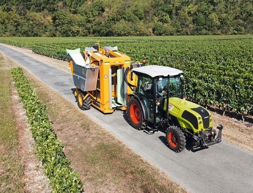 У своїй лінійці CLAAS також має спеціалізовані трактори для роботи у садах та виноградниках   