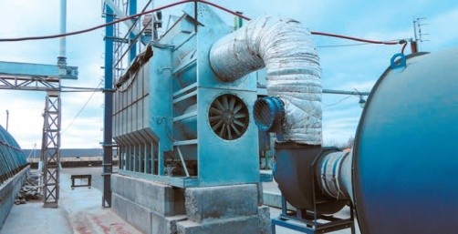 Установка зерносушильна СГТ-1082: теплообмінник (на фото – справа) та установка модульна секційна (по центру фото)