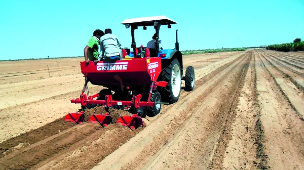 Картоплесаджалка  Grimme GL 32E у роботі