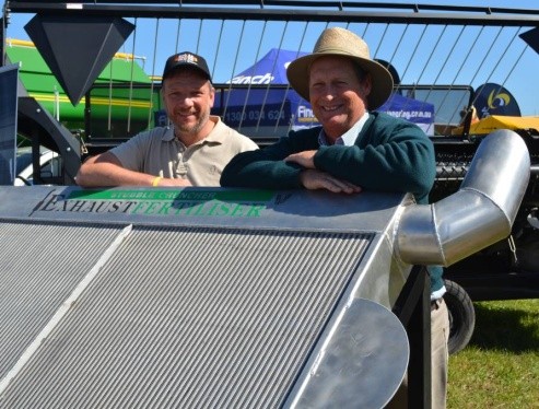 Радіатор для охолодження вихлопних газів на тракторі австралійського фермера Коліна Харпера