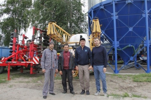 Костянтин Рудь (другий справа), Богдан Марченко (крайній зліва) і представник компанії SPRAYFORCE Микола Михайленко (крайній справа)