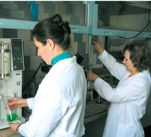 Працівники лабораторії визначають масову частку загального азоту за методом К’єльдаля